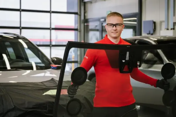 Priekinis automobilio stiklas jau seniai nebėra tik stiklas: jame slepiasi dešimtys technologijų