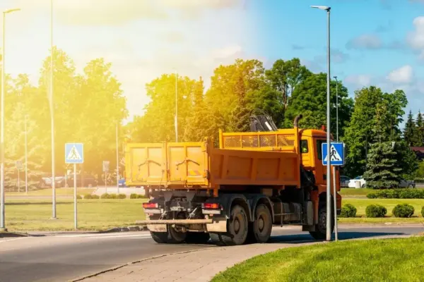 Trakų rajone pro namus lekia sunkvežimiai: ką sako Seimo kontrolierė?