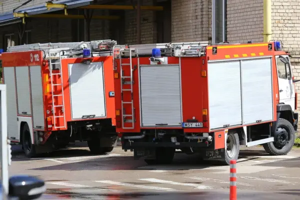 Tauragės rajono sąvartyne degė didžiulė baldų atliekų krūva ir smulkintuvas