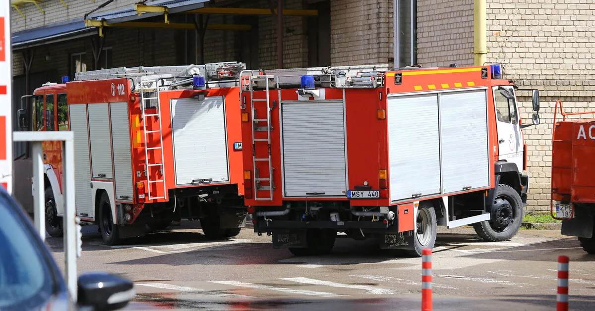 Tauragės rajono sąvartyne degė didžiulė baldų atliekų krūva ir smulkintuvas