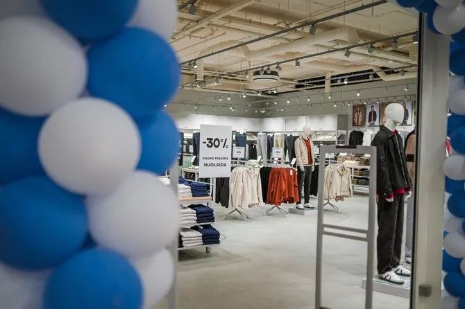 „Vilnius Outlet“ nuotr./Sostinėje „JACK & JONES“ atidarė pirmąją outlet parduotuvę Lietuvoje: joje – ne senos kolekcijos, o pamėgti modeliai su nuolatine 30 % nuolaida