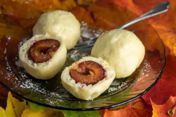 These plum dumplings are like at grandma's: the secret lies in the dough