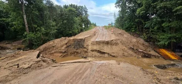 Kretingos raj. savivaldybės nuotr./Nuplautas kelias Kretingos rajone