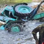 A tractor sank in the sea river, the driver miraculously survived