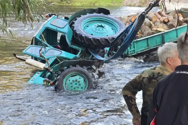 A tractor sank in the sea river, the driver miraculously survived