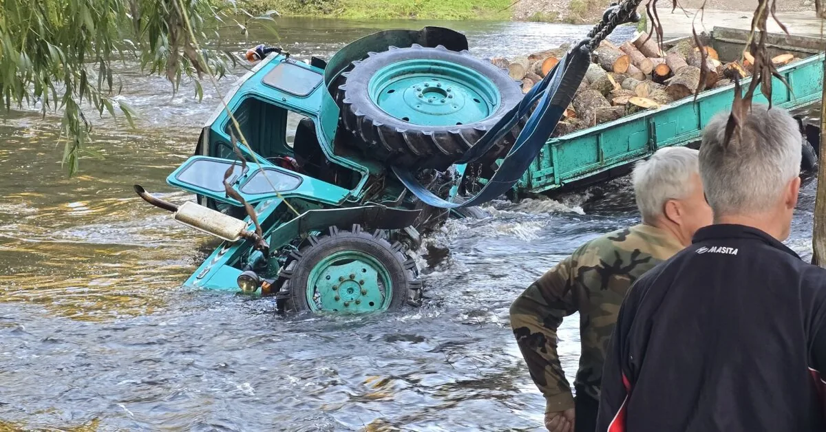 A tractor sank in the sea river, the driver miraculously survived