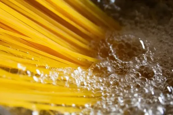 Named the mistake that causes pasta to stick together: check if you are doing this