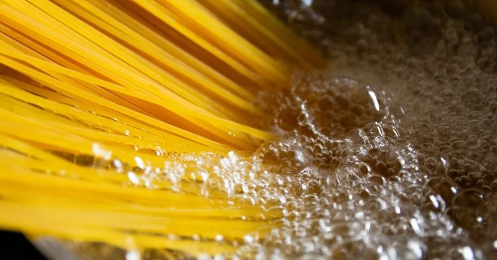 Named the mistake that causes pasta to stick together: check if you are doing this