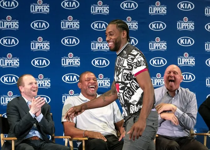 „Scanpix“ nuotr./Lawrence'as Frankas (kairėje), Kawhi Leonardas (stovi), Steve'as Ballmeris (dešinėje)