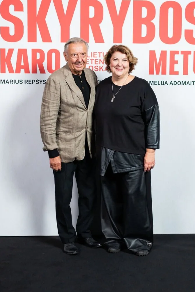Roberto Riabovo / BNS nuotr./Dramos „Skyrybos karo metu“ premjera