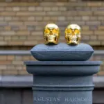 Two golden skulls instead of Sigismund and Barbara: experts evaluated the sculpture that sparked sharp discussions