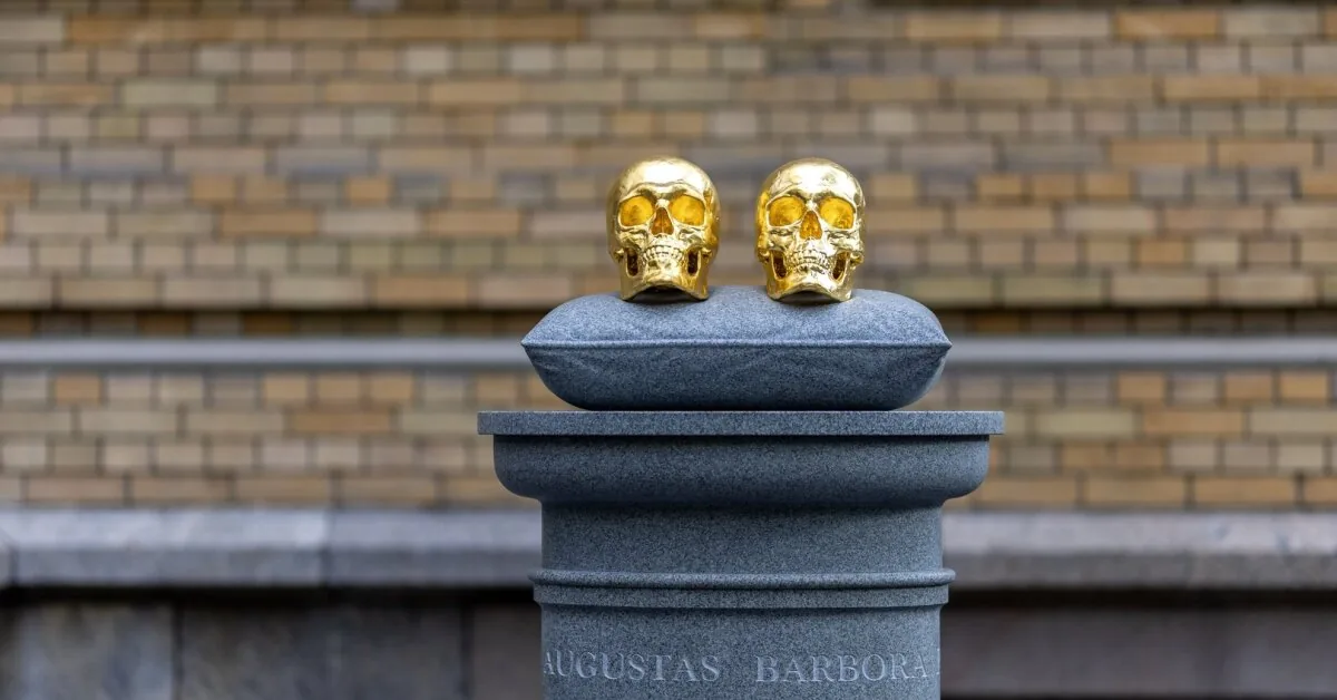 Two golden skulls instead of Sigismund and Barbara: experts evaluated the sculpture that sparked sharp discussions