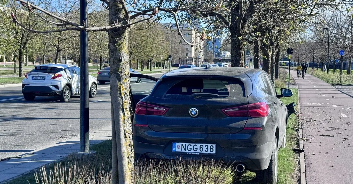 Blocked the road and hijacked a luxury BMW: a car worth 130 thousand euros found in Vilnius