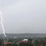 Kėdainių rajone žaibas trenkė į pastatą: kilo didelis gaisras