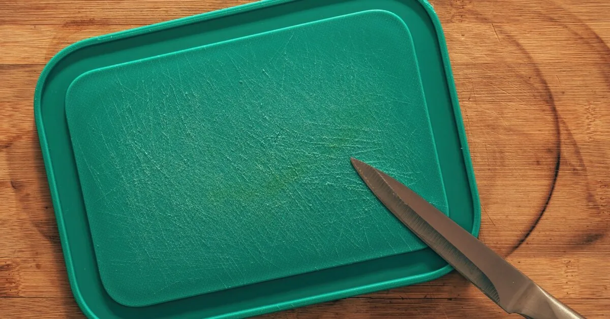 Oncologists' verdict on plastic cutting boards: is it time to throw them away?