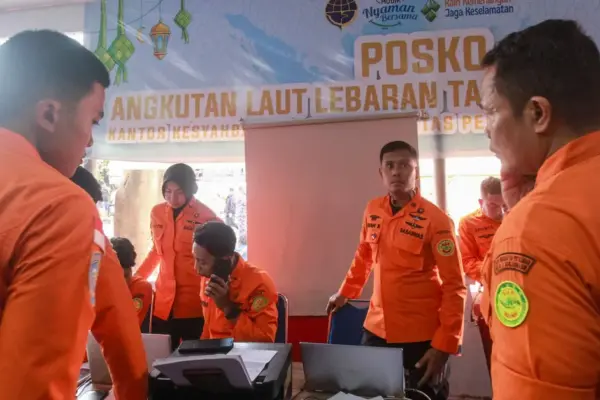 One person died after a ferry sank off the coast of Java: more than 100 rescued