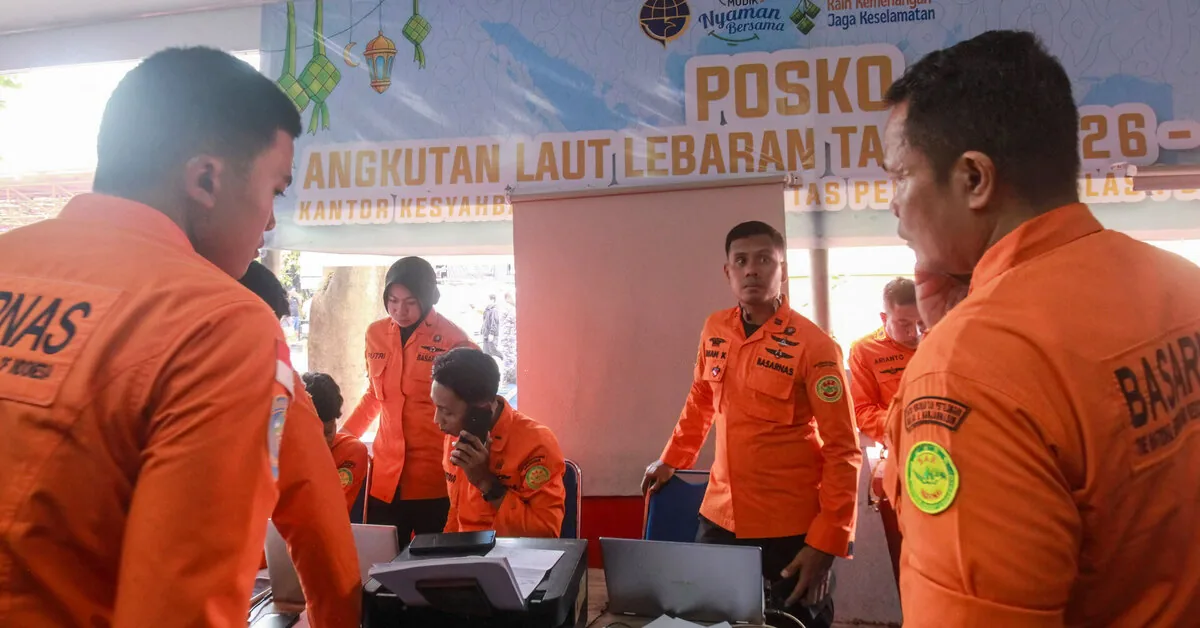 One person died after a ferry sank off the coast of Java: more than 100 rescued