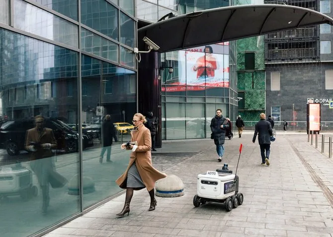 Nanna Heitmann/ „The New York Times“/Maisto prekes pristatantis robotas Maskvoje