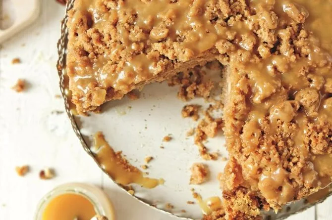 Crumb apple pie with caramel cream