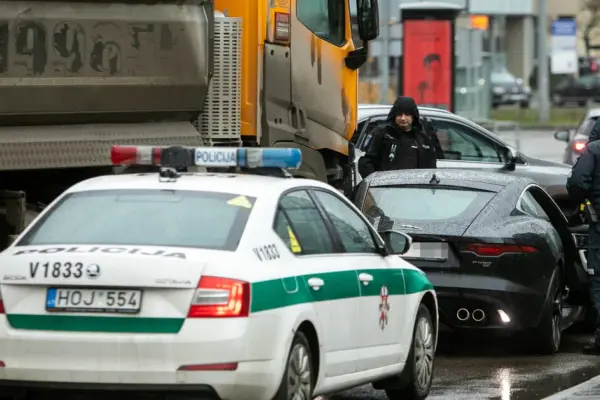 Ukmergės rajone sunkvežimyje aptikti 5 automobiliai galimai su suklastotais VIN numeriais