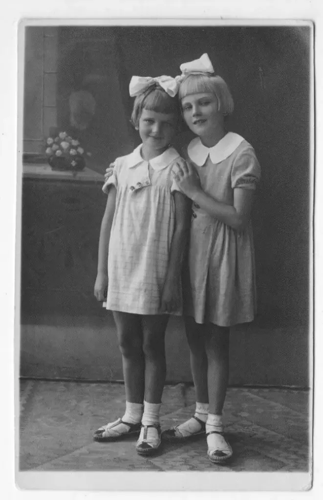 Nuotrauka iš Arno Ališausko knygos „Gyvenimas po meilės ženklu“/Seserys Dana ir Alma Nutautaitės. 1937 m