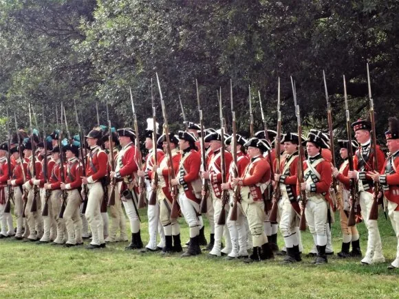 Shutterstock photo/British soldiers in traditional red uniform