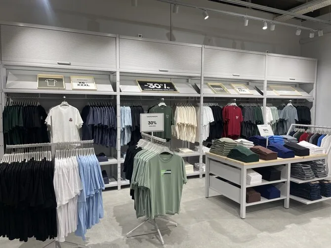 „Vilnius Outlet“ nuotr./Sostinėje „JACK & JONES“ atidarė pirmąją outlet parduotuvę Lietuvoje: joje – ne senos kolekcijos, o pamėgti modeliai su nuolatine 30 % nuolaida