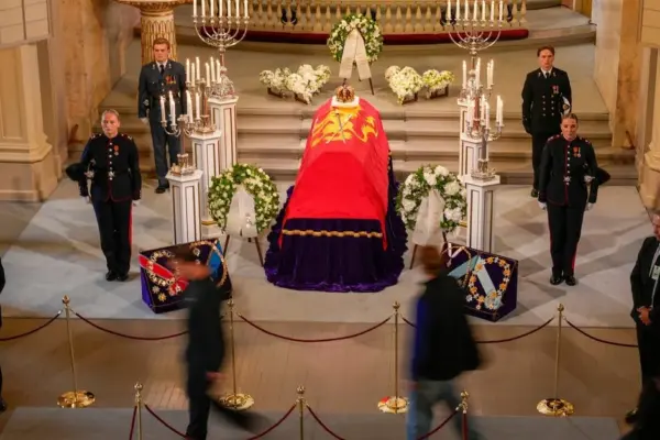 Seeing what the politician was doing at King Harald V's coffin – Norwegians were left speechless