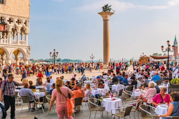A tourist was stunned by the bill at a Venice café: here are the amounts charged for background music