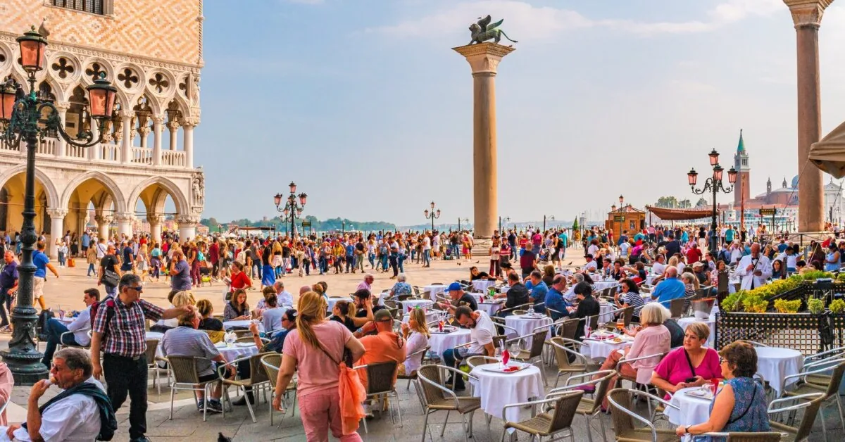 A tourist was stunned by the bill at a Venice café: here are the amounts charged for background music