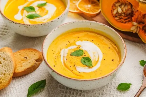 Autumn queen on a plate: creamy pumpkin and apple soup with crispy bacon