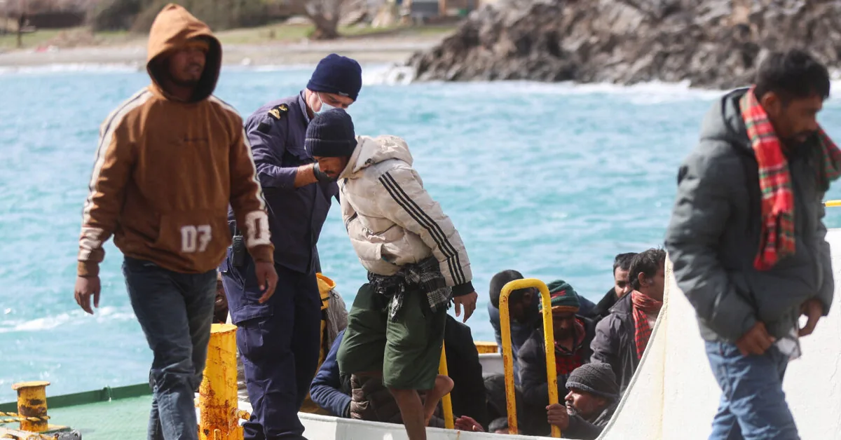 A ship sank near Greece: 25 migrants missing