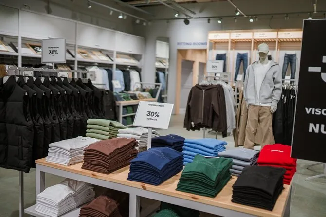 „Vilnius Outlet“ nuotr./Sostinėje „JACK & JONES“ atidarė pirmąją outlet parduotuvę Lietuvoje: joje – ne senos kolekcijos, o pamėgti modeliai su nuolatine 30 % nuolaida