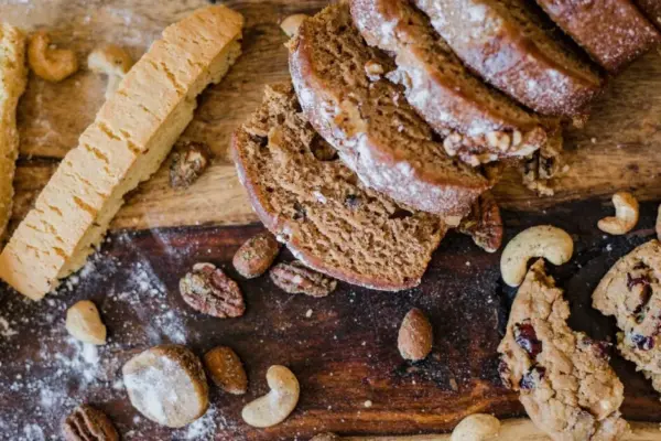 Smells like autumn: moist and aromatic apple bread with nuts
