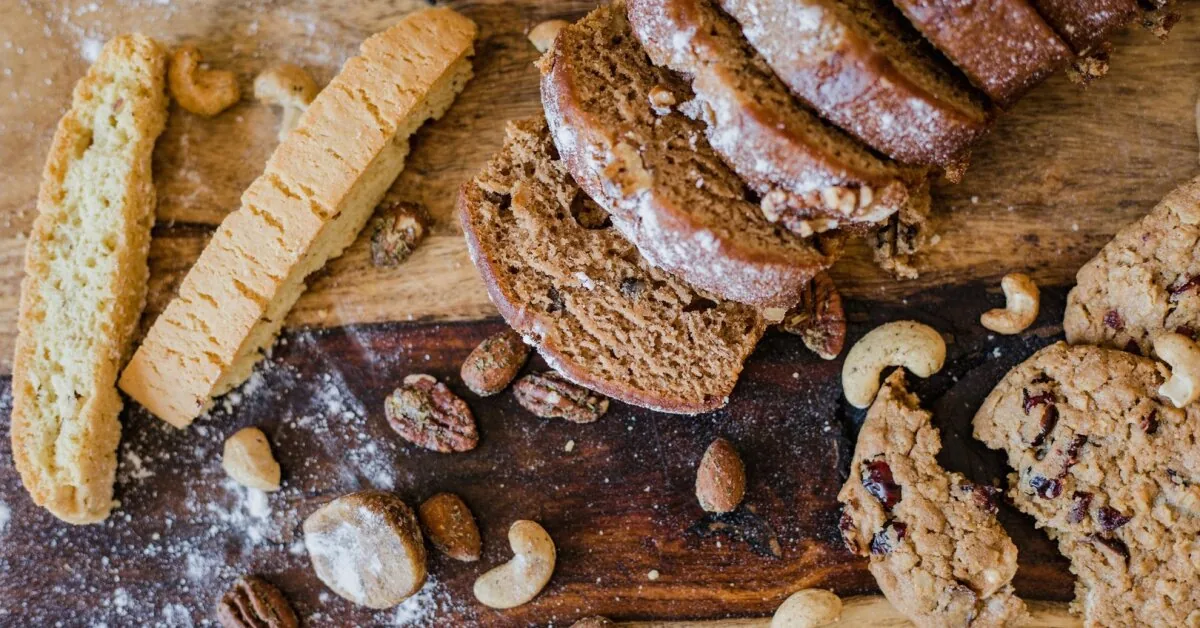 Smells like autumn: moist and aromatic apple bread with nuts