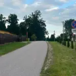 Alytaus district resident cannot stop near the house because of a road sign, but the authorities do not see a problem