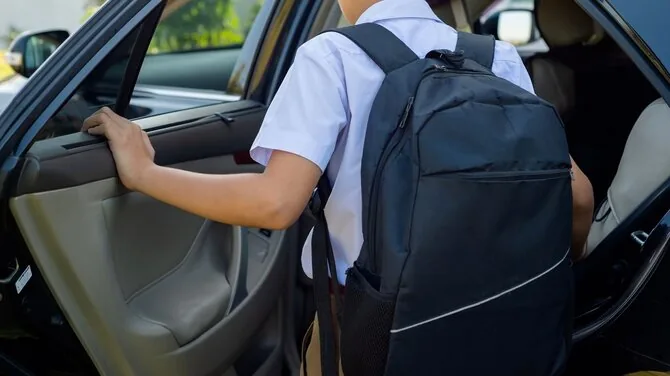 Canva.com nuotr./Moksleivis lipa į automobilį