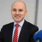 "Someone is not right in the head": the businessman who will open some "Mere" stores denies the suspicions