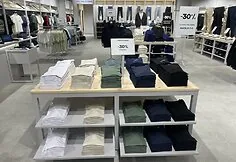 Sostinėje „JACK & JONES“ atidarė pirmąją outlet parduotuvę Lietuvoje: joje – ne senos kolekcijos, o pamėgti modeliai su nuolatine 30 % nuolaida