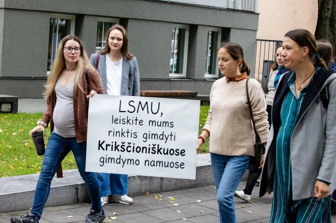 Teodoro Biliūno / BNS nuotr./Besilaukiančių moterų akcija Kaune