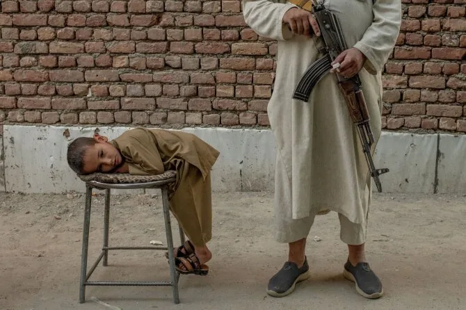 Tomas Munita/ „The New York Times“/Guard at the entrance to the madrasa in Kabul