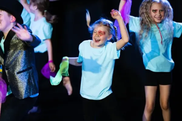 Art and creativity in "Ogmios City" are nurtured by exploring the stage, famous artists, animals, and robots: what unique clubs are children invited to?