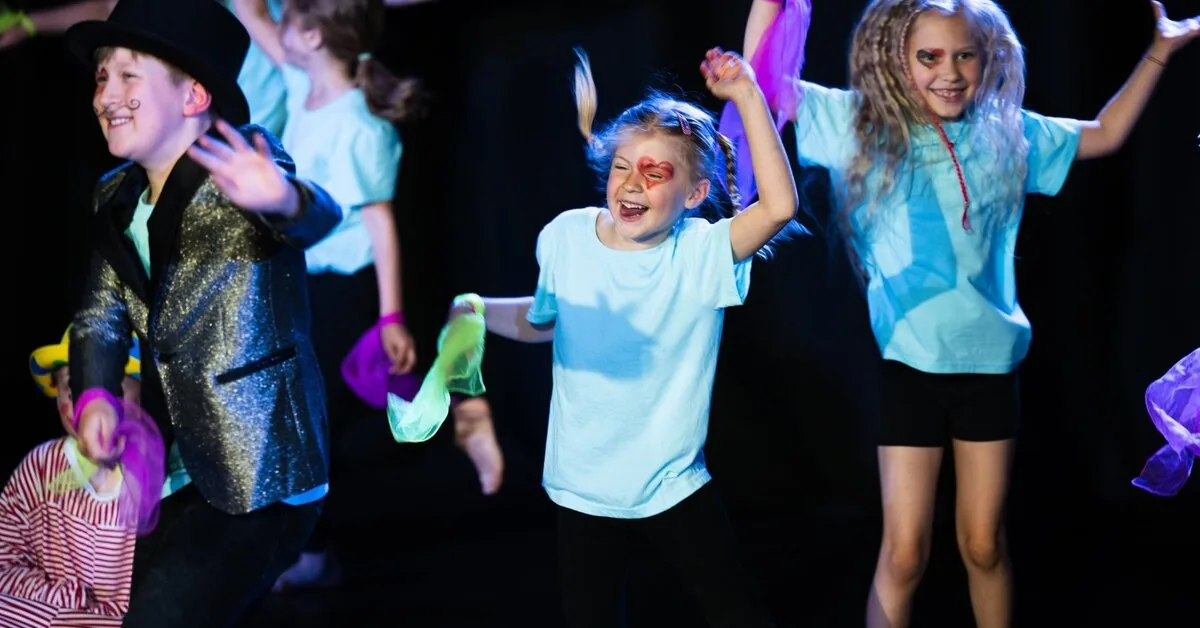 Art and creativity in "Ogmios City" are nurtured by exploring the stage, famous artists, animals, and robots: what unique clubs are children invited to?