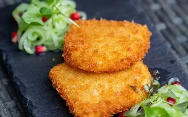 Salad with crispy mozzarella balls: a recipe that will turn dinner into a little celebration
