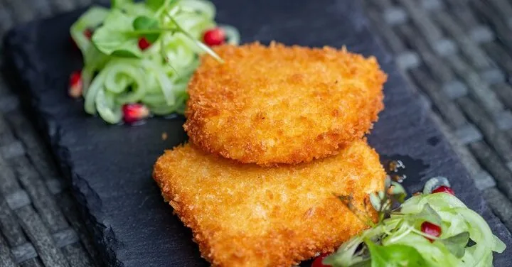 Salad with crispy mozzarella balls: a recipe that will turn dinner into a little celebration
