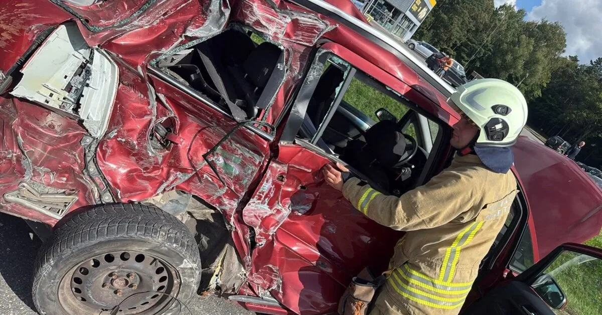 After a collision with a truck on the Šilutė bypass, an elderly couple was taken to the hospital