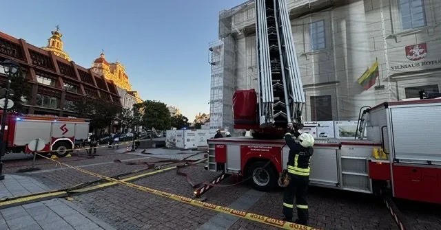 Firefighters mobilize in front of Vilnius Town Hall: the cause has been revealed