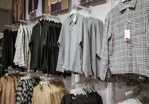 Sostinėje „JACK & JONES“ atidarė pirmąją outlet parduotuvę Lietuvoje: joje – ne senos kolekcijos, o pamėgti modeliai su nuolatine 30 % nuolaida