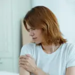 The room seems to burn: specialist reveals what causes this insidious pain