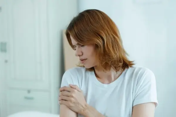 The room seems to burn: specialist reveals what causes this insidious pain
